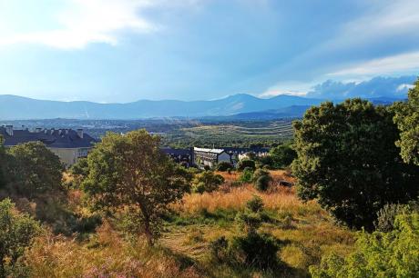 Peisaj montan, cu creste pe fundal